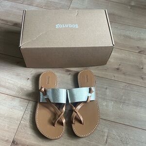 [NEW/UNWORN] Soludos Metallic / Tan Leather Strap Sandal